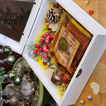 Cretan Treasure Xmas Gift – Wooden display box with glass, featuring aged premium tsikoudia.